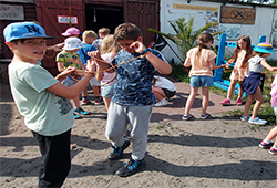 Wyswobadzanie się dzieci z pirackich kajdanek. Atrakcje dla dzieci, grup, koloni, zielonych szkół, wycieczek szkolnych Piracka Przygoda w Kołobrzegu.